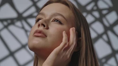 Elegantes Portrait einer Frau mit Dramatisch Licht und Ausdruck