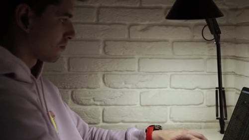 Mann, der auf dem Laptop programmiert. Nahaufnahme des Entwicklers, Programmierers, Softwareingenieurs, IT-Supports Vlad