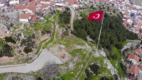 Drohnenansicht der Häuser in der Stadt und der türkischen Flagge