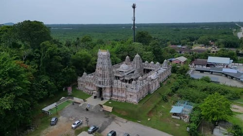 Le
complexe du temple Sri Shakti en Malaisie vu d'en haut. Drone de vue aérienne charmant