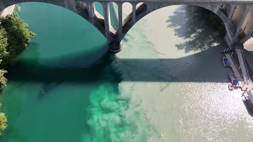 Imágenes aéreas de la confluencia de los ríos Ródano y Arve en Ginebra, Suiza