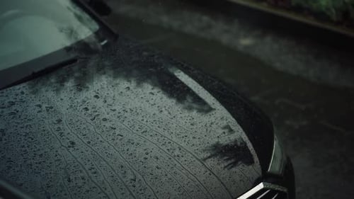 L'eau de pluie repousse une voiture recouverte de céramique et présente un fort effet hydrophobe.
