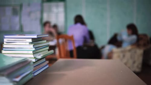 Étudiants pendant la récréation sur fond de livres et de cahiers
