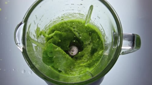 Grünes Smoothie-Mixing in Superzeitlupe
