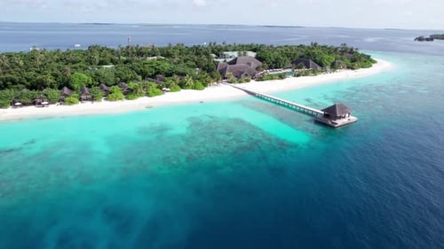 Água cristalina turquesa e ilha verde das Maldivas