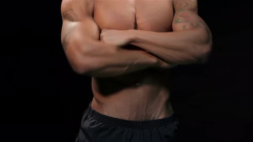 Nahaufnahme eines Mannes, der seinen muskulösen Torso zeigt