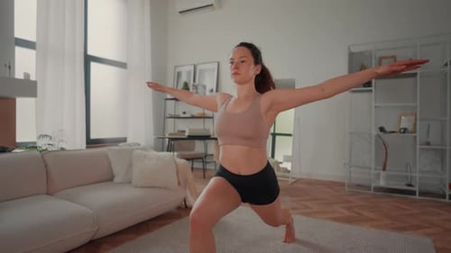 Entraînement de remise en forme dans un appartement