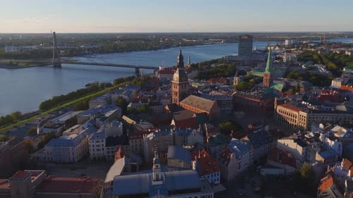 Luftaufnahme der Altstadt von Riga, Fluss Daugava und Nationalbibliothek