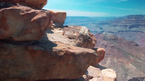 Panoramaaufnahme von Felsen im Vordergrund, um den Grand Canyon im Hintergrund sichtbar zu machen. 4K