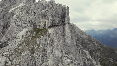 Hermosa vista aérea de las montañas alpinas 11er (Stubai, Austria). Volando cerca de formaciones de piedra y acelerando