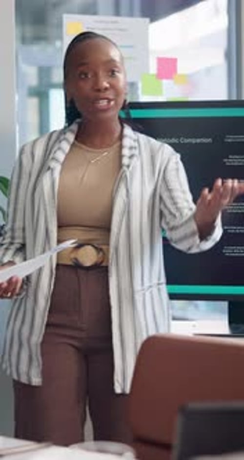 Présentation, proposition et femme d'affaires en réunion pour une start-up technologique et un prototype d'application musicale