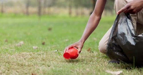 Hombre, manos y voluntario con bolsa para servicio comunitario, reciclaje o limpieza de contaminación