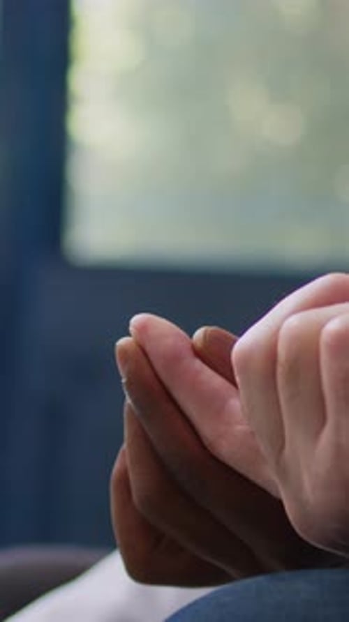 Vídeo vertical: médico consultando paciente sênior