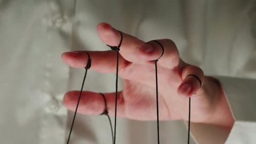 The Puppeteer Controls the Puppets in the Theater Managing People at Work in Politics and Government