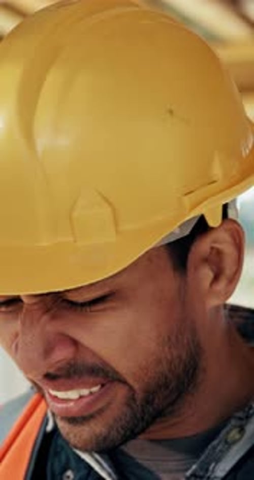 Estornudo, enfermo y hombre con pañuelos desechables en una obra de construcción, renovación y desarrollo