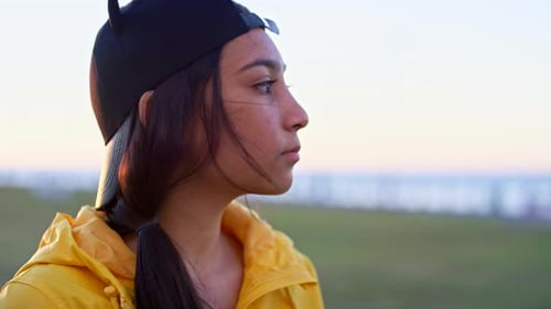 Al aire libre, adolescente y chica con ganas de vacaciones, recuerda la memoria y la mentalidad tranquila para el viaje