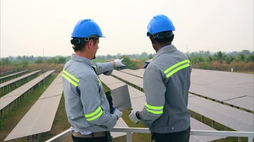 Teamwork Engineers Team überprüft Solarstromanlage im Solarkraftwerk