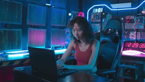 Programmiererinnen zeigen Fähigkeiten im Programmieren und im Umgang mit Technologie