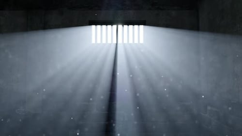 Sonnenlicht scheint durch das kalte und dunkle Gefängnisfenster