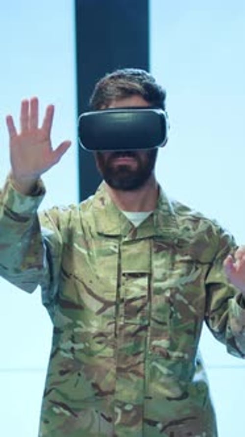 Un soldat utilise une technologie de réalité virtuelle avancée pour une simulation d'entraînement complète