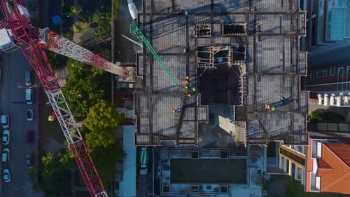 Luftbild Video Bauherren, die Beton über Metallgittern nivellieren