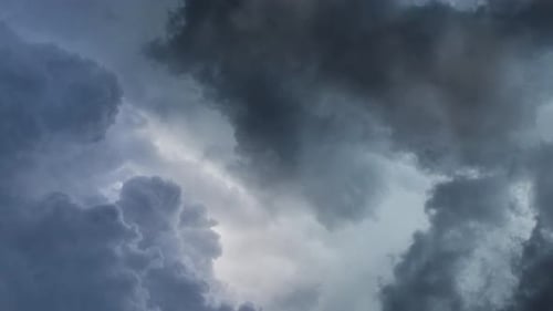 Blick auf das epische Gewitter, das sich in dunklen Wolken bewegt