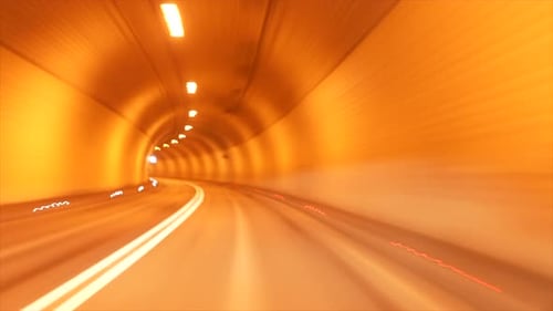 In warmem orangefarbenem Licht durch den Tunnel rasen
