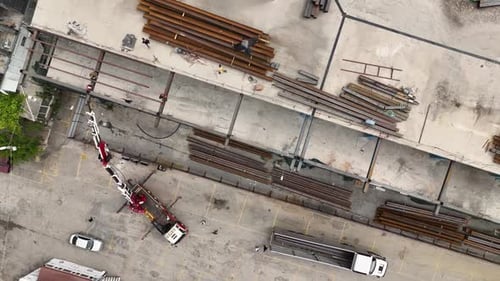 Luftaufnahme einer erhöhten Stütze mit Metallträgern zur Dachverstärkung in einem Gewerbekomplex