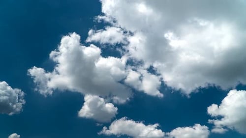 Ciel bleu avec des nuages en mouvement.