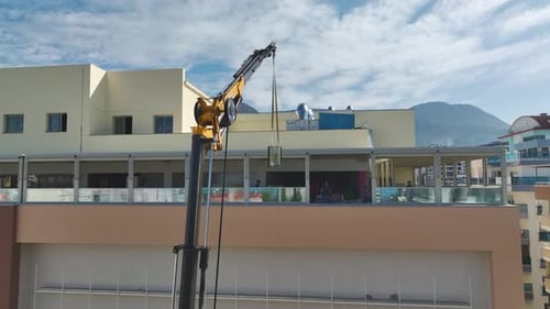 Luftaufnahmen beim Laden von Vorräten in die oberen Stockwerke