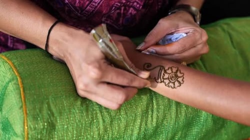 Decoración de tatuaje de henna Mehndi en las manos