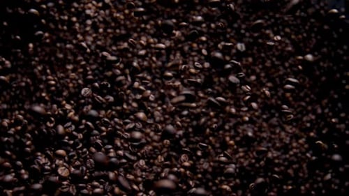 Fliegende geröstete Kaffeebohnen, aromatische Arabica-Samen ernten in Superzeitlupe