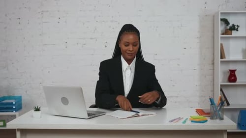 Moderne Geschäftsfrau, kreatives Konzept, Frau, die am Laptop arbeitet und über etwas nachdenkt