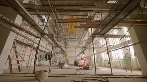 Amplio plano interior de una enorme obra de construcción con andamios completos