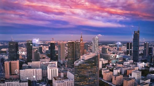 Superbe hyperlapse panoramique aérienne d'un quartier urbain moderne au crépuscule