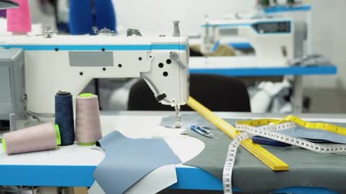 Ciseaux à motifs de fils, ruban à mesurer et machine à coudre