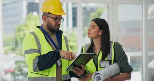 Bauteam, Techniker und Mitarbeiter auf dem Tablet für Inspektion, Wartung und Bau