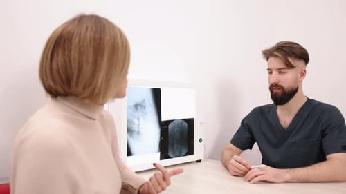 Discussion sur la radiographie du dossier du patient Examen clinique