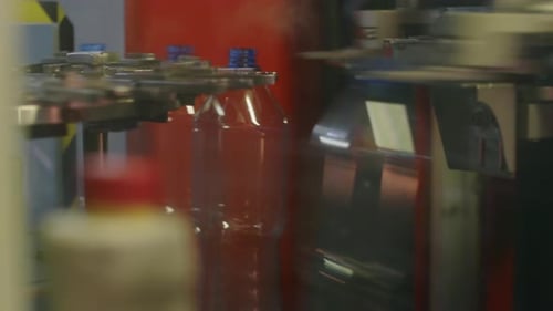 Automatic Machine Filling Conveyor with Empty Bottles at Factory
