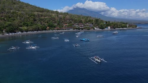 Vista desde un Zumbido a la playa de Amed y al volcán Agung al fondo en un día soleado