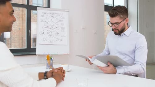 Concept d'échec, d'embauche et d'emploi - Employeur ou responsable des ressources humaines ayant un entretien avec un homme indien...