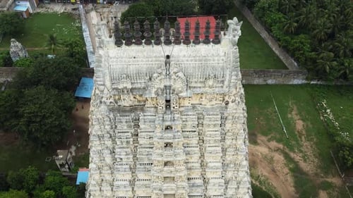 Vue aérienne de la tour du temple hindou. Gros plan de la magnifique tour du temple avec Dieu et une sculpture animale