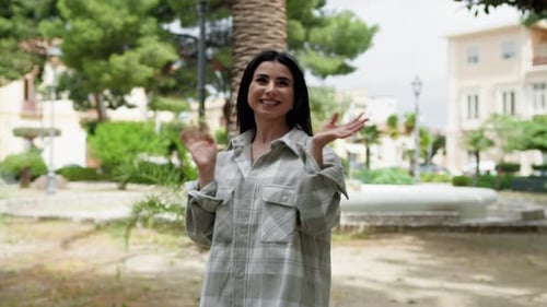 Glückliche Frau mit einem lässigen Outfit