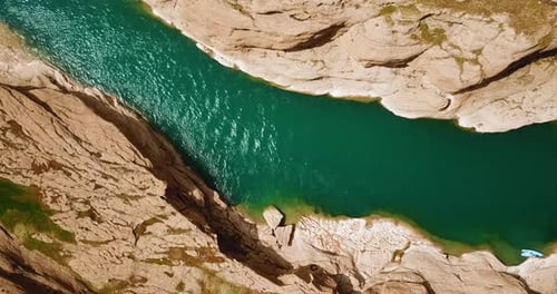 wunderschöne malerische Landschaft mit grünem Fluss, Drohnenaufnahme aus der Luft, Felsen, Klippe, Lehm, Naturlandschaft, Natur