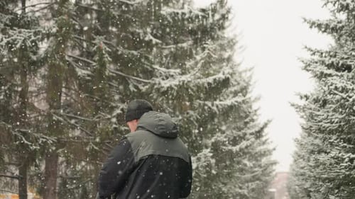 Entdecker im Winter Mann wandert zwischen verschneiten Bäumen Reisender befragt verschneiten Waldweg Individuell