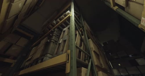 Installation de stockage remplie de boîtes sur de hautes étagères la nuit