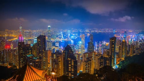 Stadtbild von Business City. Blick auf die Skyline Hongkongs im Zeitraffer vom berühmten The Peak View bei Nacht
.
