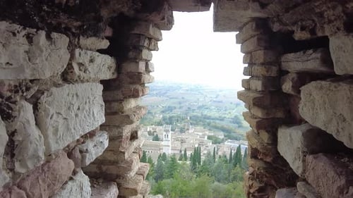 Blick durch die Burg Rocca Maggiore hinunter auf die Stadt Assisi, Italien