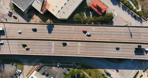 Vue aérienne du trafic autoroutier urbain traversant les infrastructures de la ville