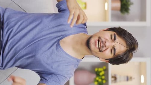 Vidéo verticale de Sleepy Man bâille.